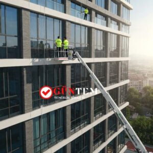 Yüksek binada cephe temizliği çalışmaları