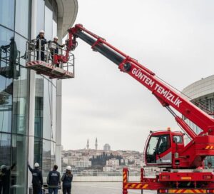 Vinçle erişimle dış cephe temizleme çalışmaları