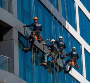 İple erişim tekniği (endüstriyel dağcılık) ile Esenyurt dış cephe temizliği hizmeti
