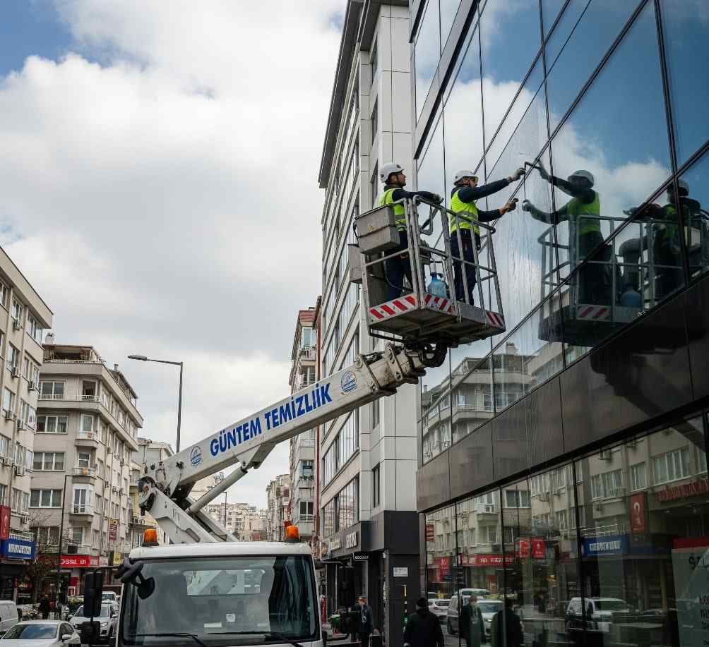 Güntem Temizlik'in Ümraniye'de plaza cam temizliği hizmetleri