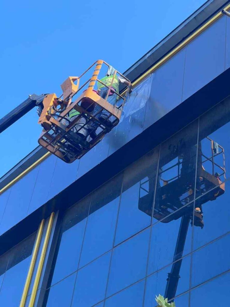 Geleneksel vinç yardımı ile yükseklerde cephe temizliği çalışmaları