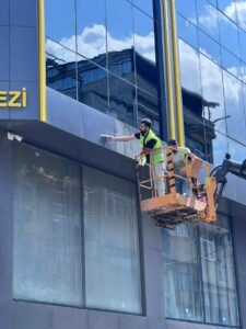 Sepetli vinç ile modern dış cephe temizlik çalışmaları