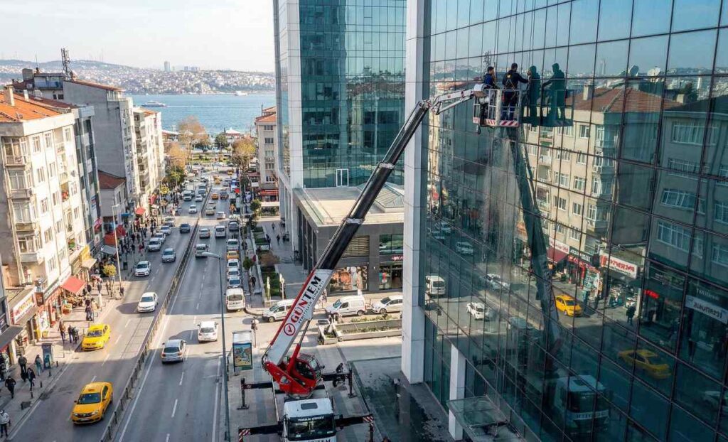Sepetli vinçle erişim yöntemi ile Denizköşkler dış cephe ve cam temizliği hizmetleri: Güntem Temizlik Şirketi