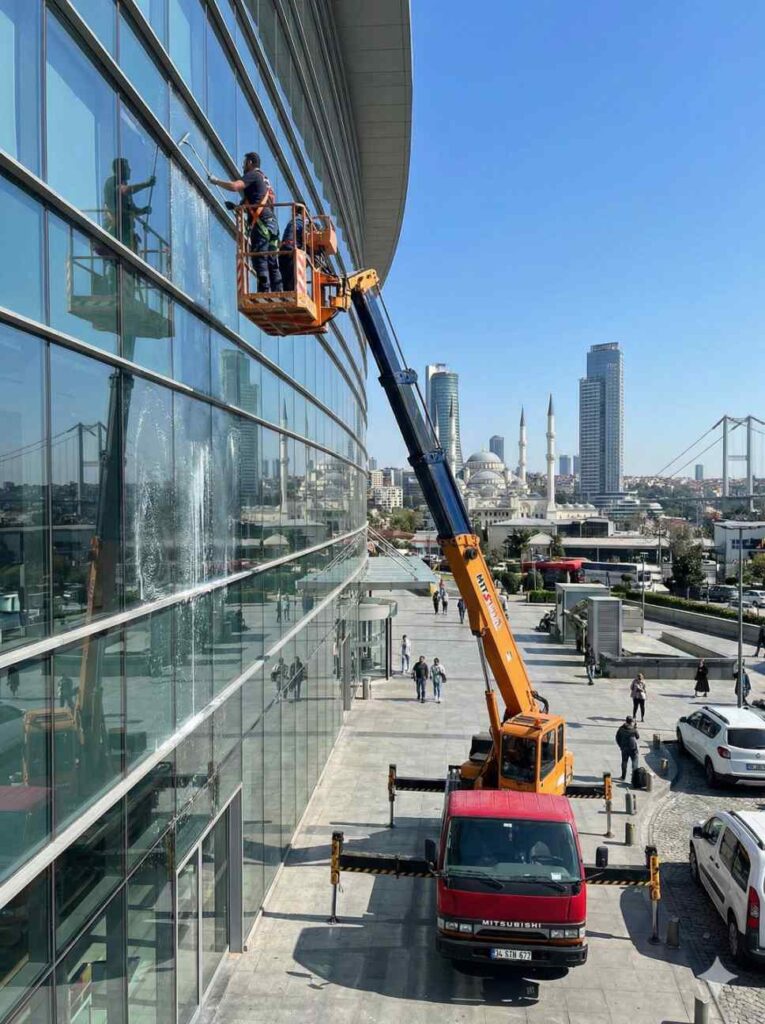 Vinç erişimi ile Atatürk Havalimanı çevresi dış cephe temizliği hizmetleri: Güntem Temizlik Şirketi