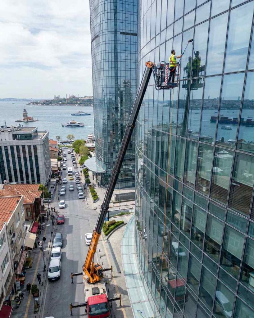 Sepetli vinçle Yenisahra OSB dış cephe cam temizliği hizmetleri