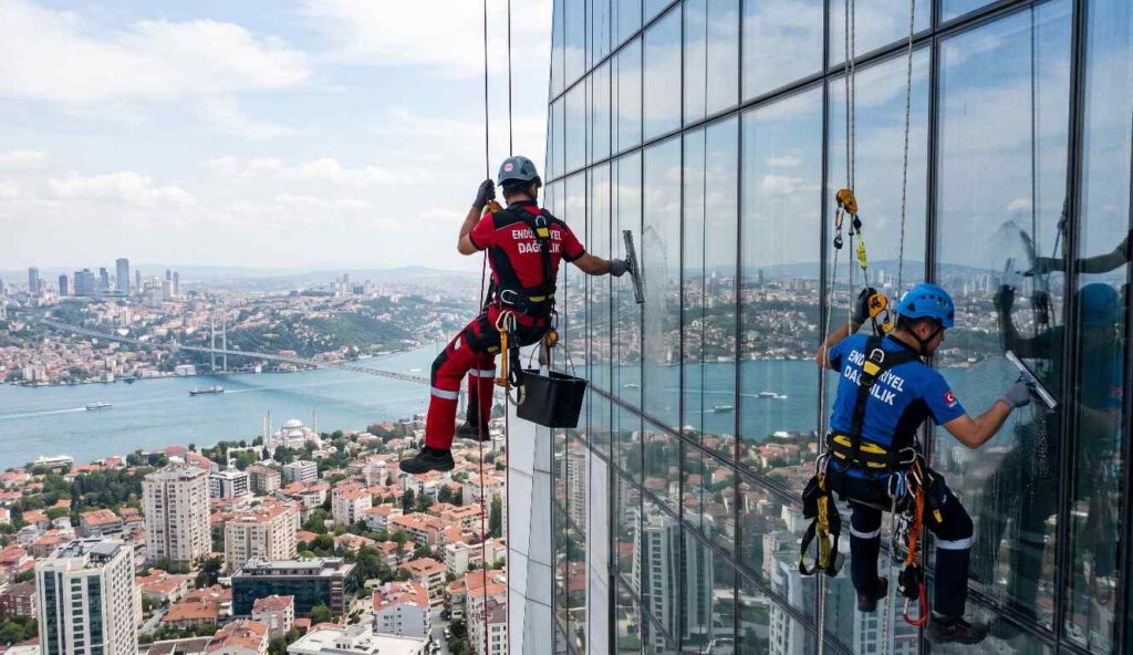 Alüminyum kompozit panel temizliği çalışmaları