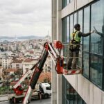 Soğanlı'da yüksek bir binanın dış cephe ve cam temizliği çalışması