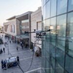 Bursa'da yüksek bir binanın drone ile dış cephe temizlik operasyonu