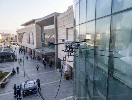 Bursa'da yüksek bir binanın drone ile dış cephe temizlik operasyonu