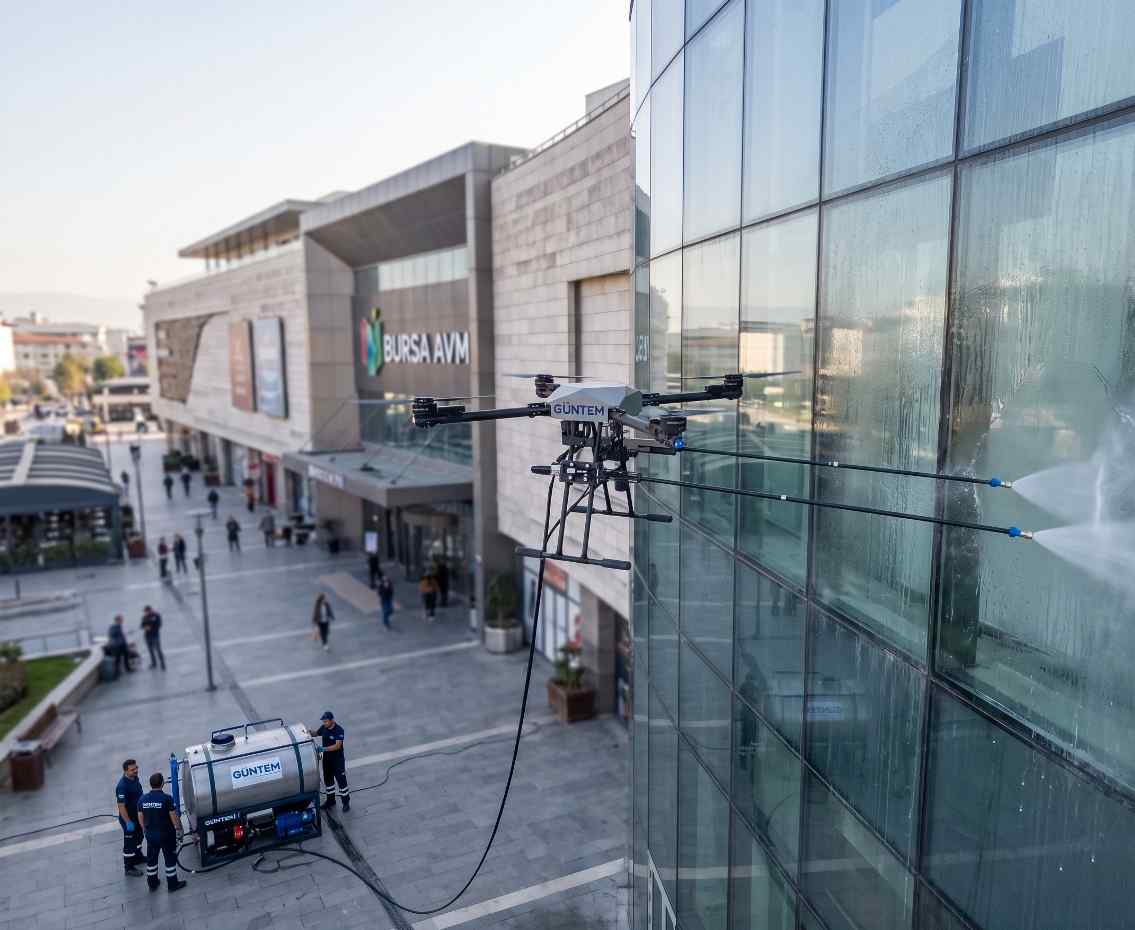 Bursa'da yüksek bir binanın drone ile dış cephe temizlik operasyonu