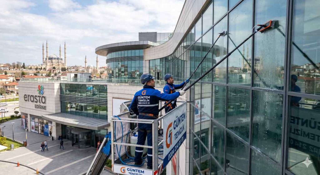Edirne'de bir AVM'nin dış cephe temizliği çalışmaları: Güntem Temizlik Şirketi