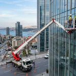 Sepetli vinçli dış cephe temizlik operasyonu